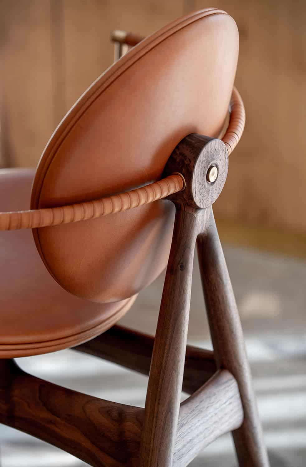 Circle-Bar-Chair-Low-WithArmrest-Walnut-EleganceWhiskey-Leather-Overgaard-Dyrman-3