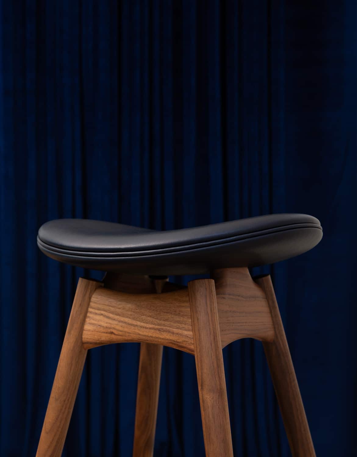 overgaard-dyrman-circle-bar-stool-pure-navy-blue