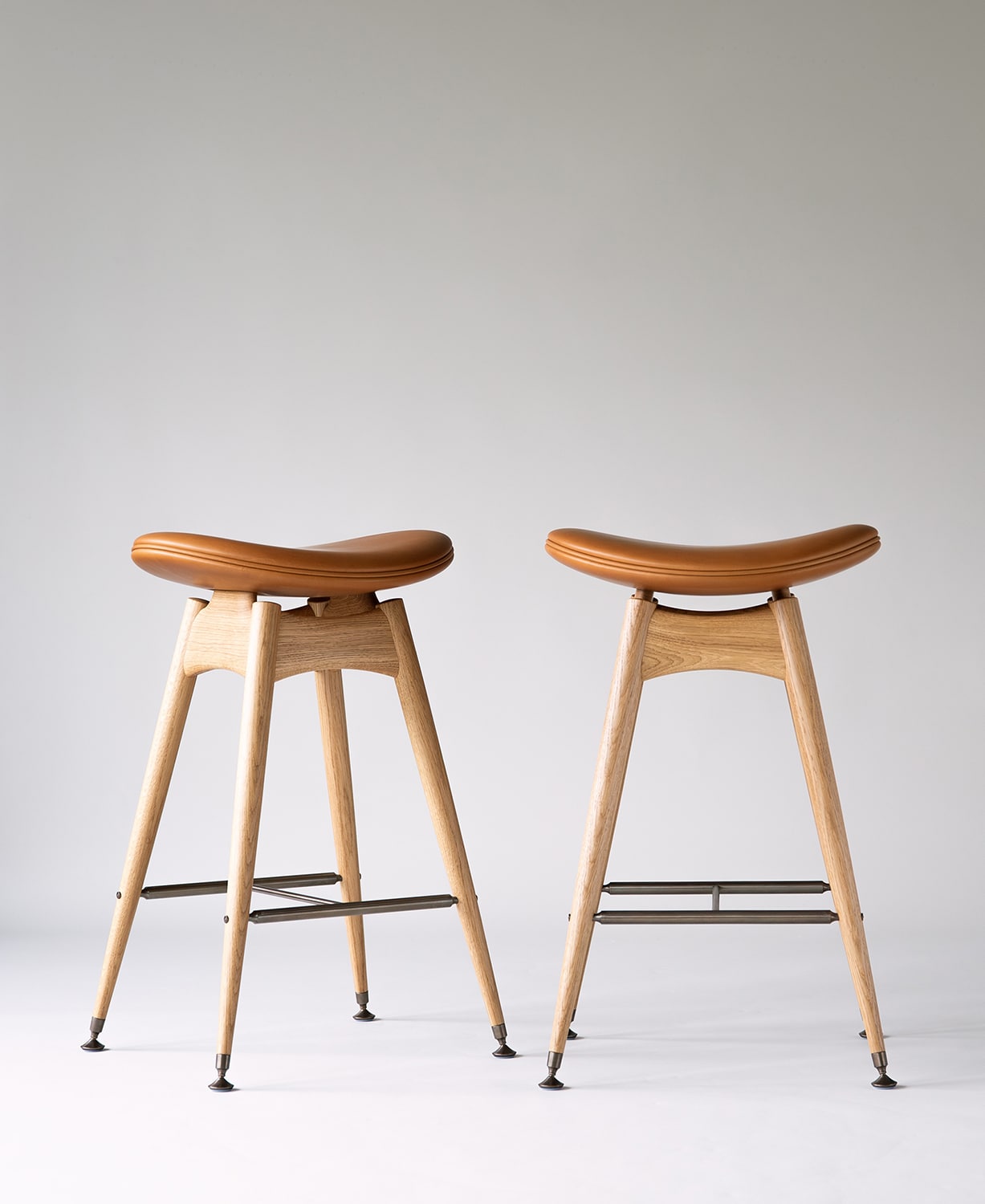 overgaard-dyrman-circle-bar-stool-yellowstone-whiskey-oak-